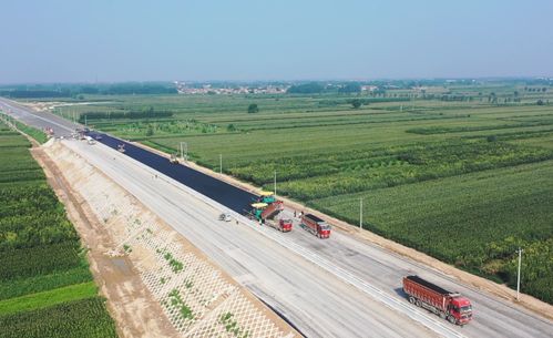 石衡高速辛集段進(jìn)行路面鋪設(shè)
