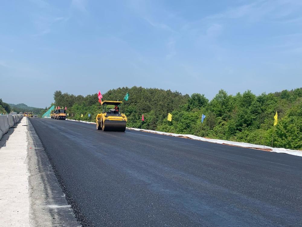 平益高速:全線(xiàn)土建工程已基本完工,開(kāi)始大面積瀝青面層攤鋪